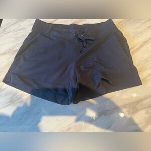 Athleta Mid-Town cuffed leg shorts in navy blue Sz 8